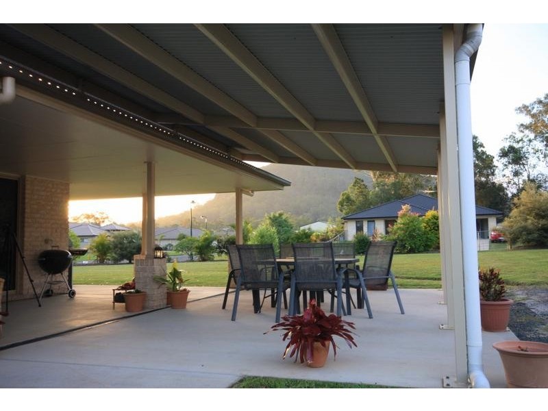 2 Teneale Place, Glass House Mountains QLD 4518