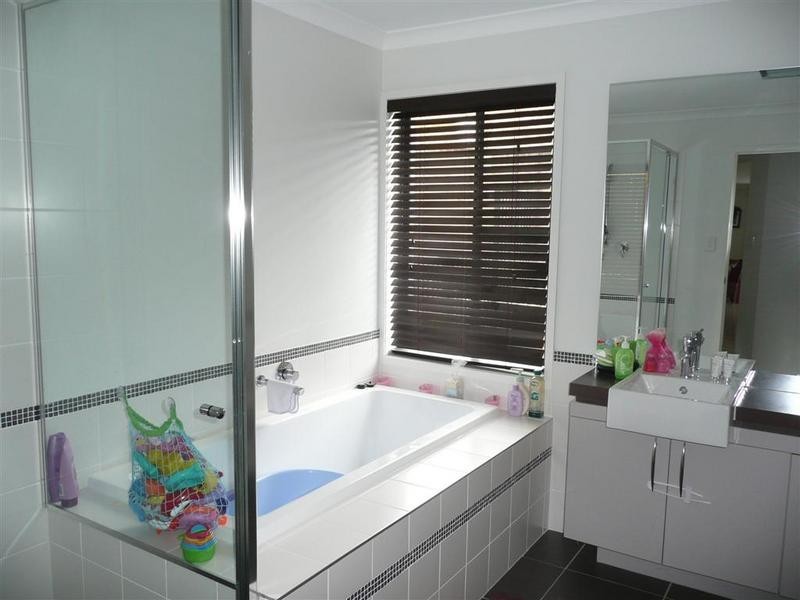 16 Smerdon Way, Glass House Mountains QLD 4518