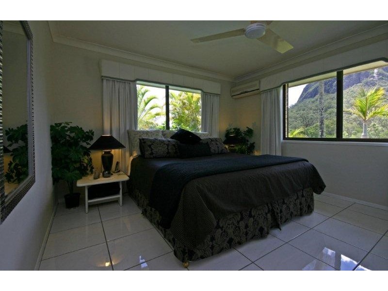 276 Barrs Road, Glass House Mountains QLD 4518