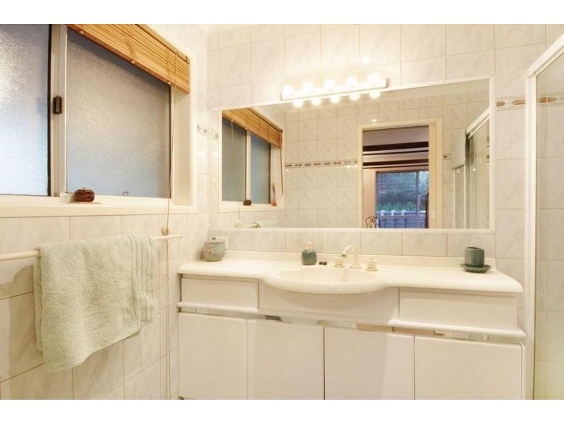 24 Ridgemount Place, Glass House Mountains QLD 4518