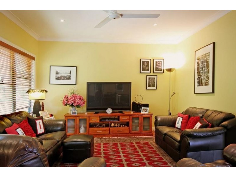 8 Knowles Place, Glass House Mountains QLD 4518
