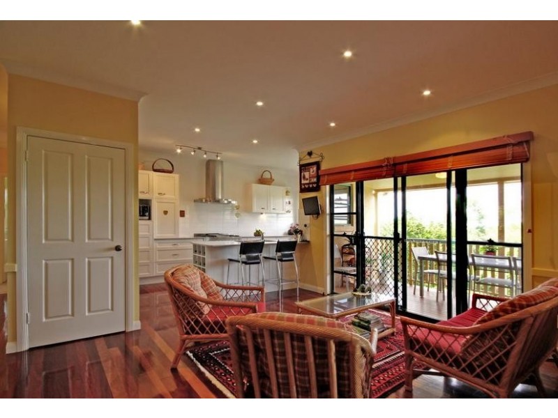 8 Knowles Place, Glass House Mountains QLD 4518