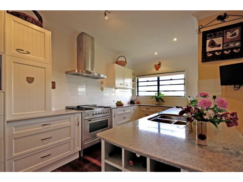 8 Knowles Place, Glass House Mountains QLD 4518