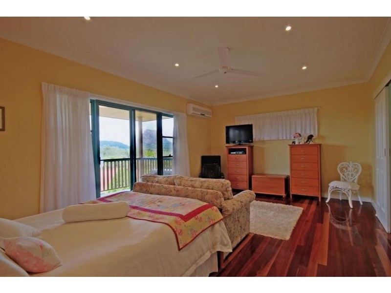 8 Knowles Place, Glass House Mountains QLD 4518