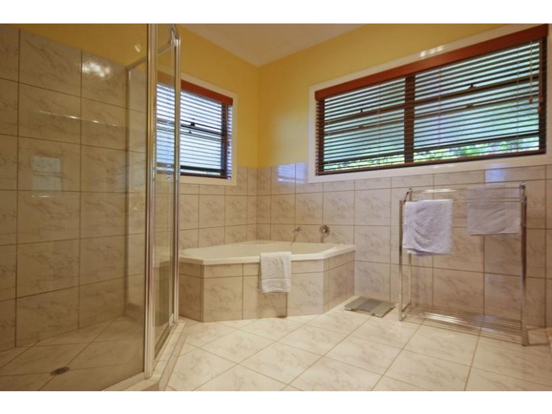 8 Knowles Place, Glass House Mountains QLD 4518