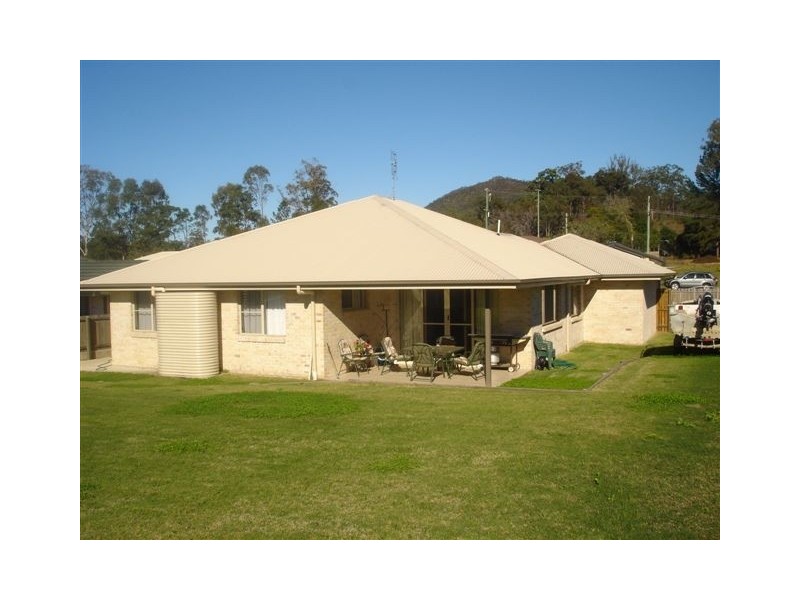 18 Crumpton Place, Beerwah QLD 4519