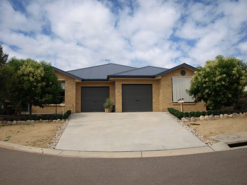 2/4 Moore Place, Goulburn NSW 2580