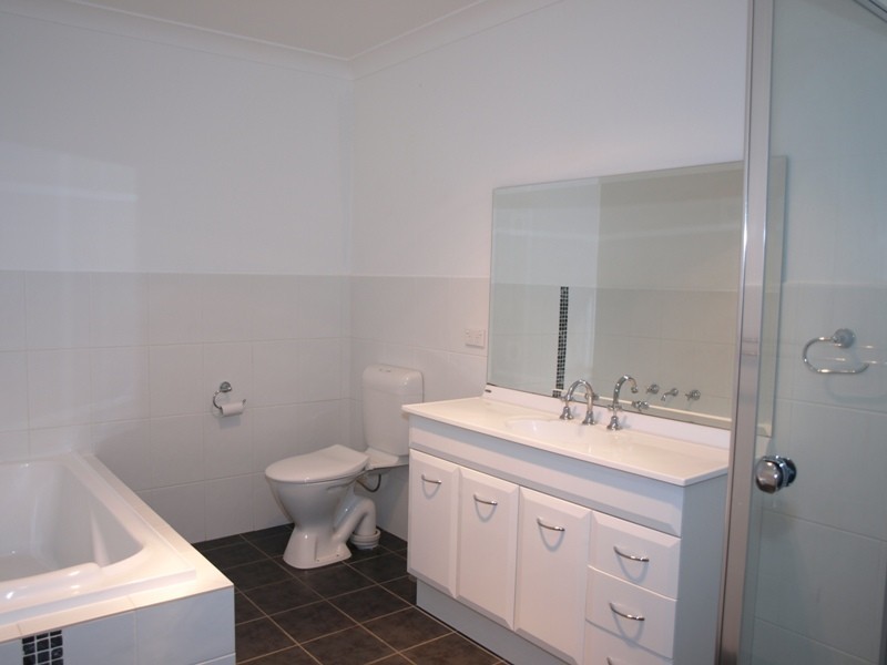 2/4 Moore Place, Goulburn NSW 2580