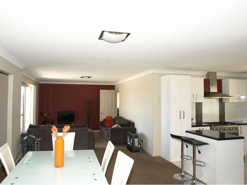 33 Crestwood Drive, Goulburn NSW 2580
