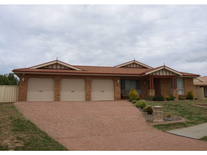 26 Crestwood Drive, Goulburn NSW 2580