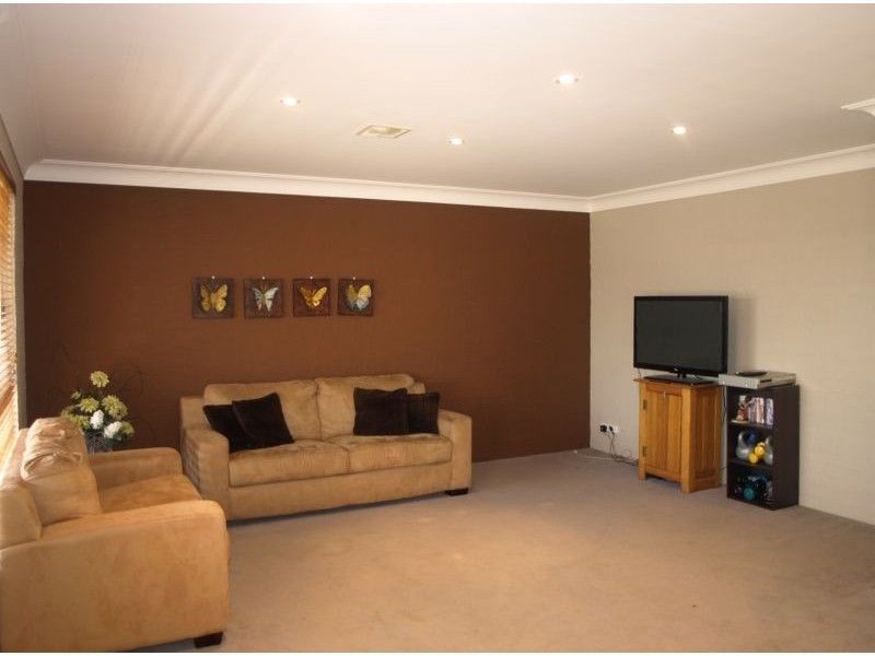 27 Amaroo Place, Goulburn NSW 2580