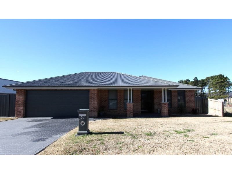 37 McGuire Drive, Goulburn NSW 2580