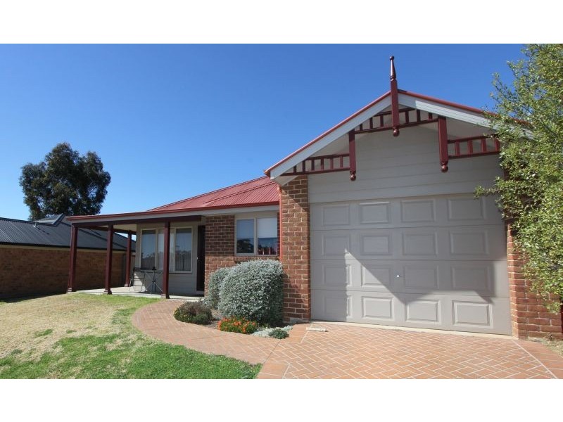 8 Holland Street, Goulburn NSW 2580