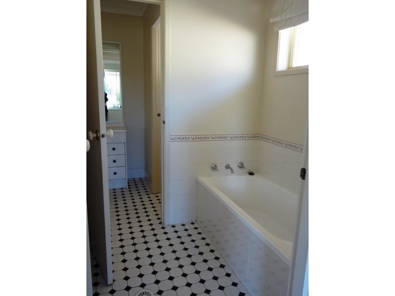 11 Beverley Close, Goulburn NSW 2580