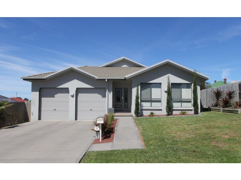 8 Barry Crescent, Goulburn NSW 2580
