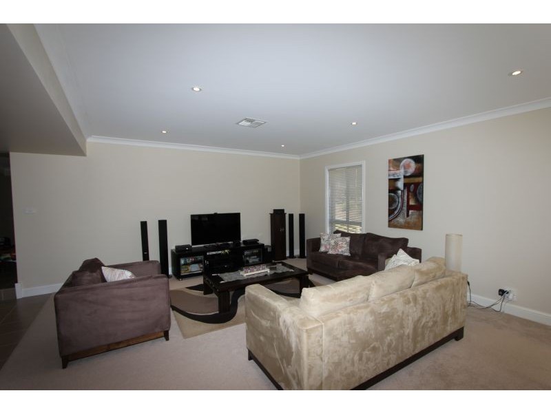 8 Barry Crescent, Goulburn NSW 2580