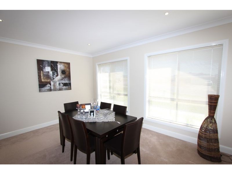 8 Barry Crescent, Goulburn NSW 2580