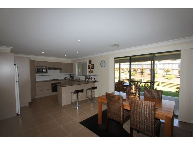 8 Barry Crescent, Goulburn NSW 2580