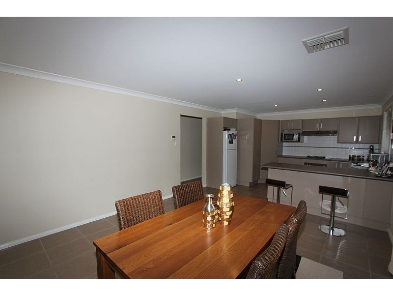 8 Barry Crescent, Goulburn NSW 2580