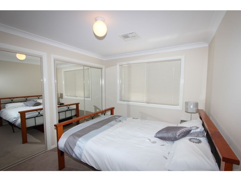 8 Barry Crescent, Goulburn NSW 2580