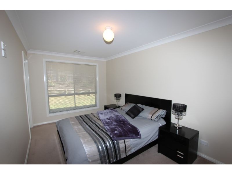 8 Barry Crescent, Goulburn NSW 2580