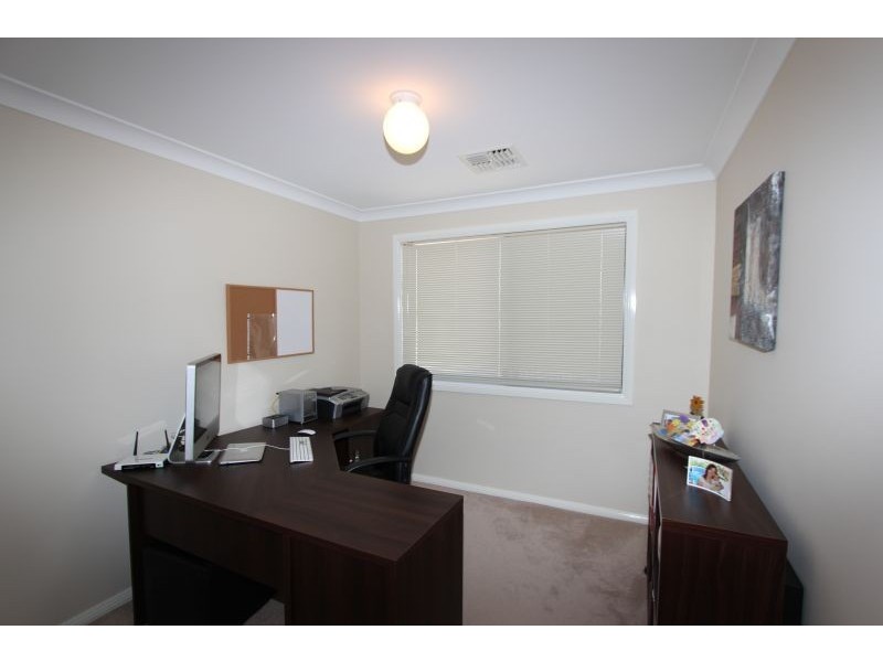 8 Barry Crescent, Goulburn NSW 2580