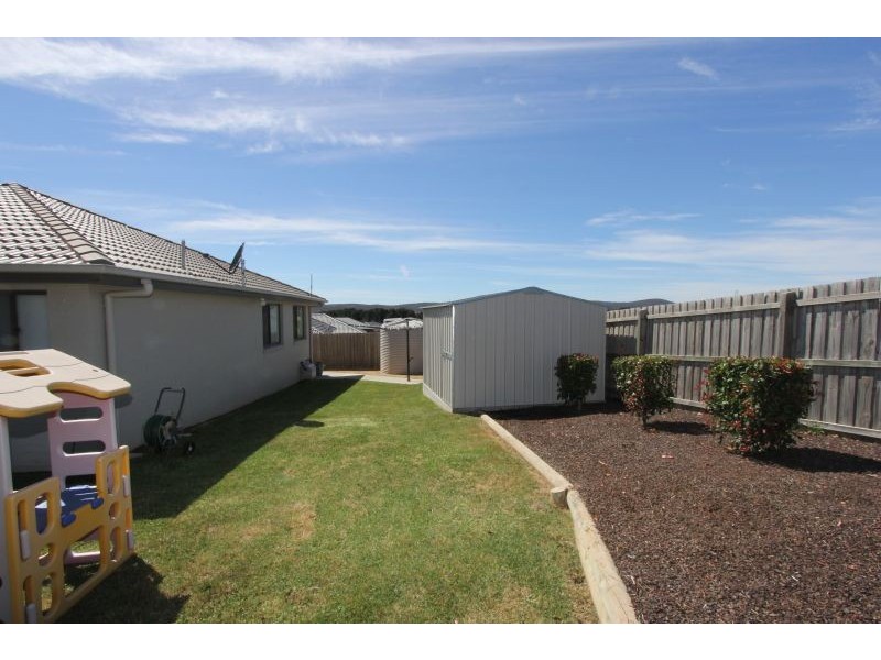 8 Barry Crescent, Goulburn NSW 2580