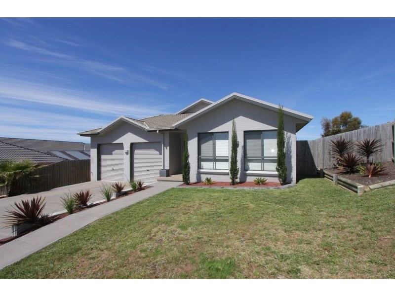 8 Barry Crescent, Goulburn NSW 2580