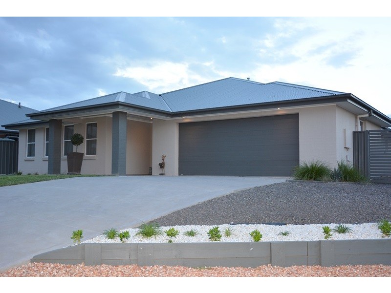 13 Mewburn Drive, Goulburn NSW 2580