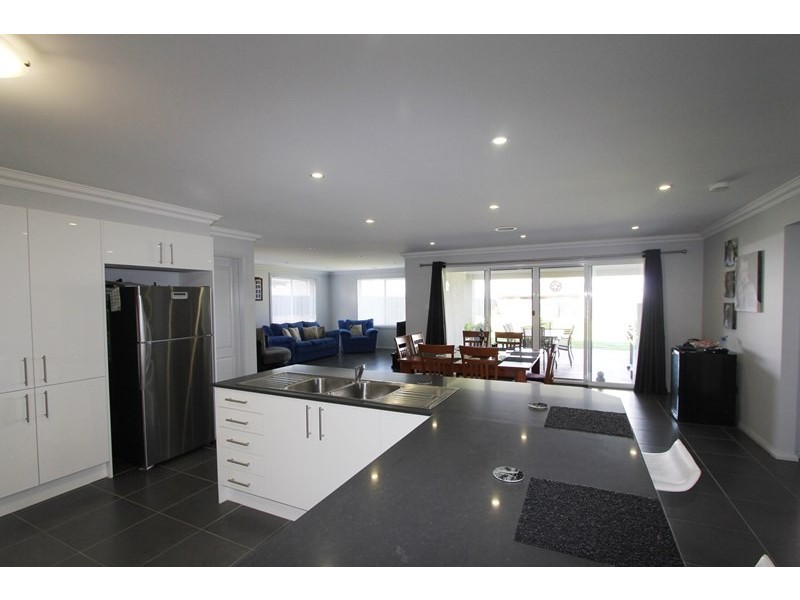 13 Mewburn Drive, Goulburn NSW 2580