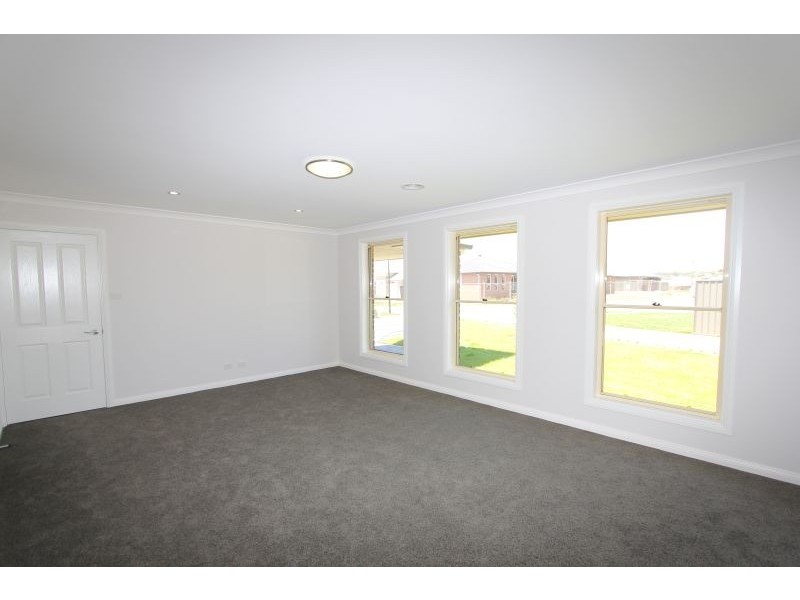 12 Mewburn Drive, Goulburn NSW 2580