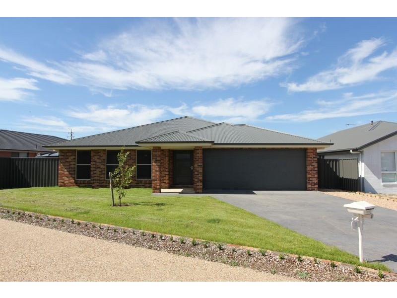 12 Mewburn Drive, Goulburn NSW 2580
