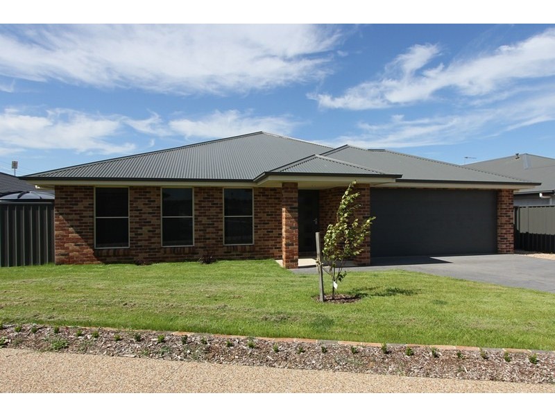 12 Mewburn Drive, Goulburn NSW 2580
