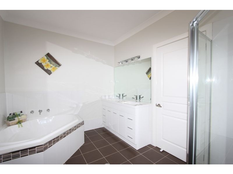 4 Lambert Drive, Goulburn NSW 2580
