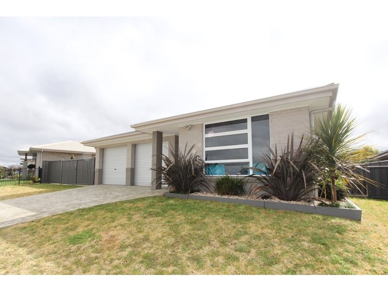 14 Lambert Drive, Goulburn NSW 2580