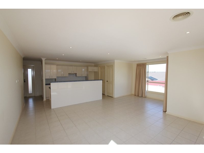 35 Crestwood Drive, Goulburn NSW 2580