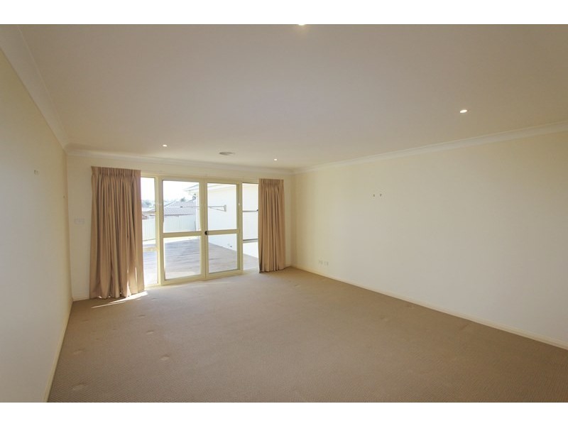 35 Crestwood Drive, Goulburn NSW 2580