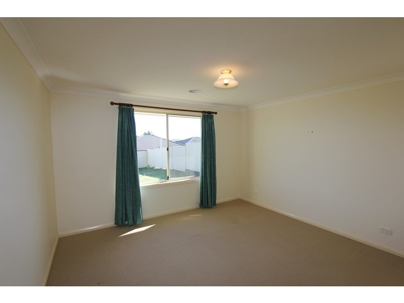 35 Crestwood Drive, Goulburn NSW 2580