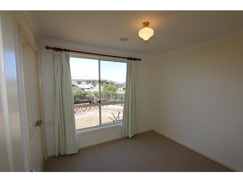 35 Crestwood Drive, Goulburn NSW 2580