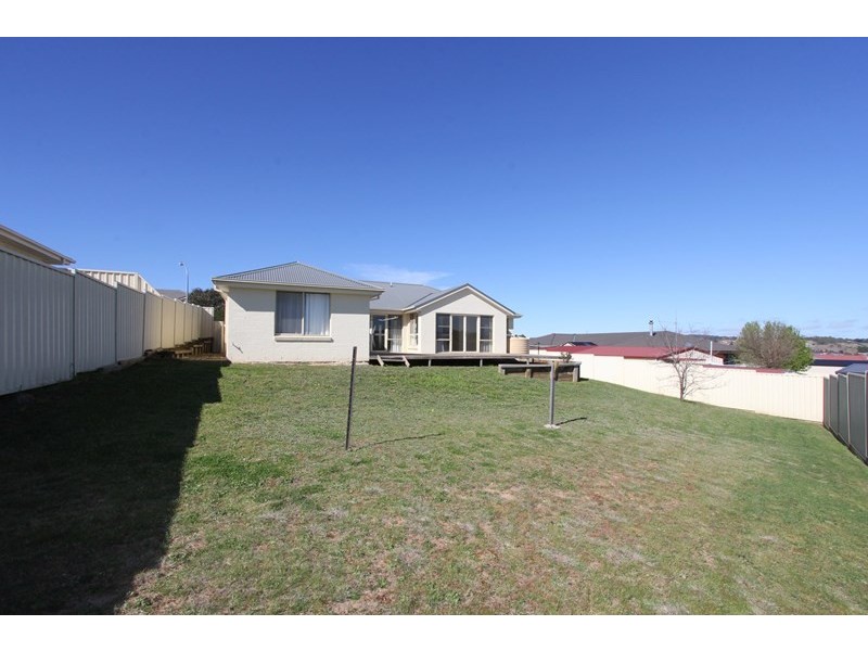 35 Crestwood Drive, Goulburn NSW 2580