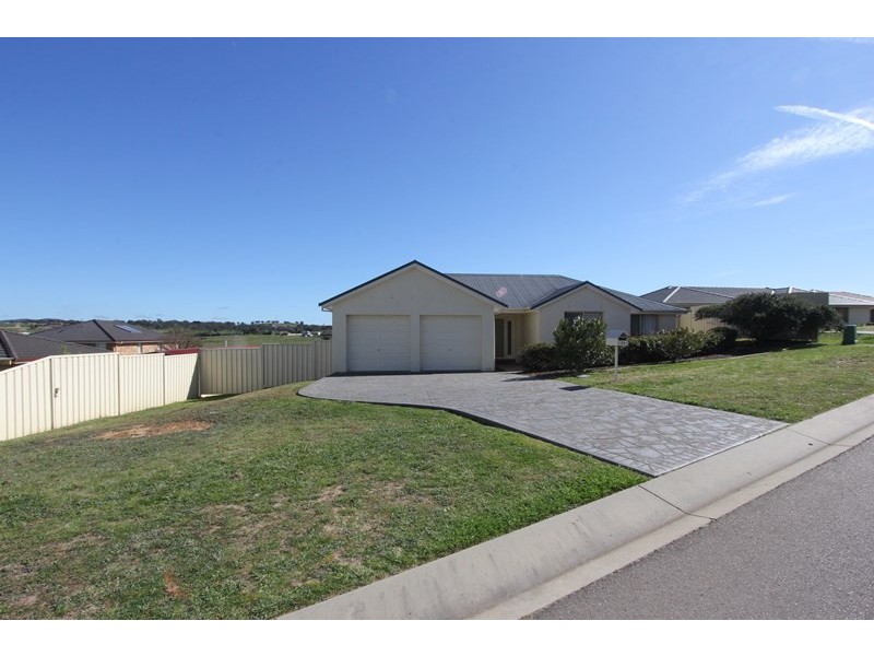 35 Crestwood Drive, Goulburn NSW 2580