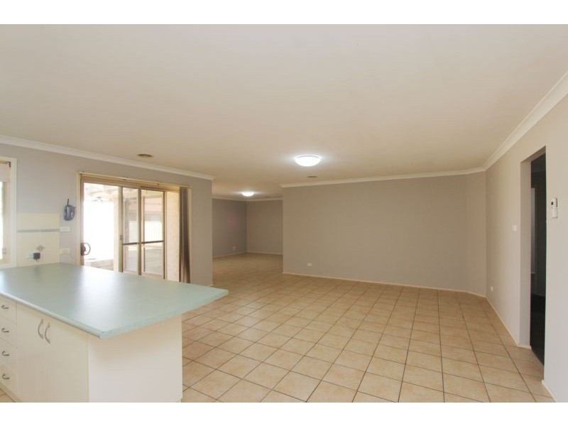 28 Crestwood Drive, Goulburn NSW 2580