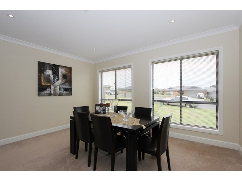 8 Barry Crescent, Goulburn NSW 2580
