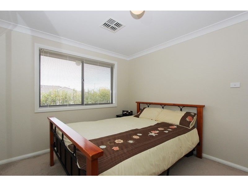 8 Barry Crescent, Goulburn NSW 2580