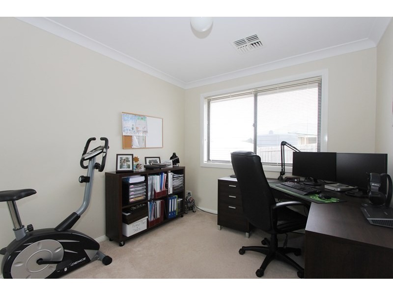 8 Barry Crescent, Goulburn NSW 2580