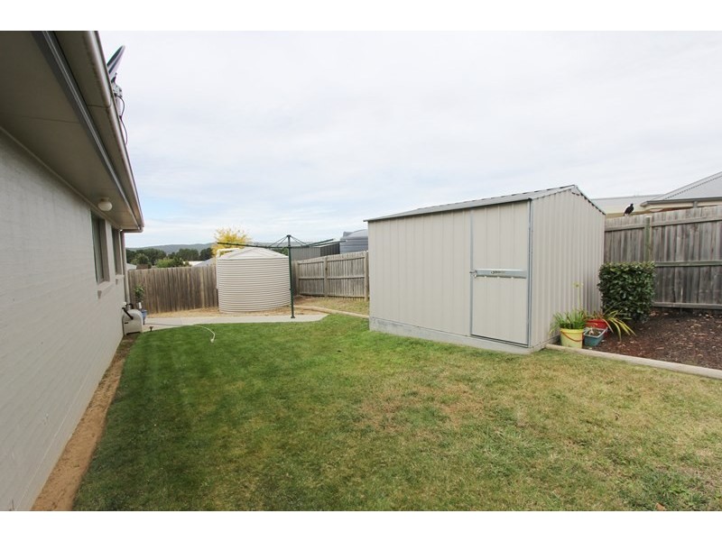 8 Barry Crescent, Goulburn NSW 2580