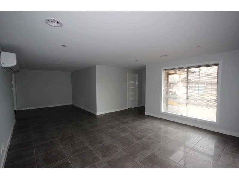 2/4 Redman Circuit, Goulburn NSW 2580