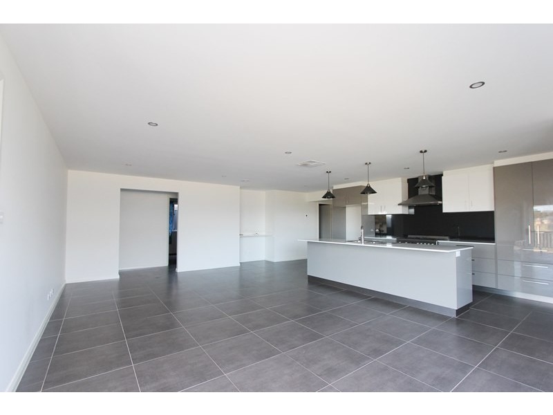 76 Mewburn Drive, Goulburn NSW 2580