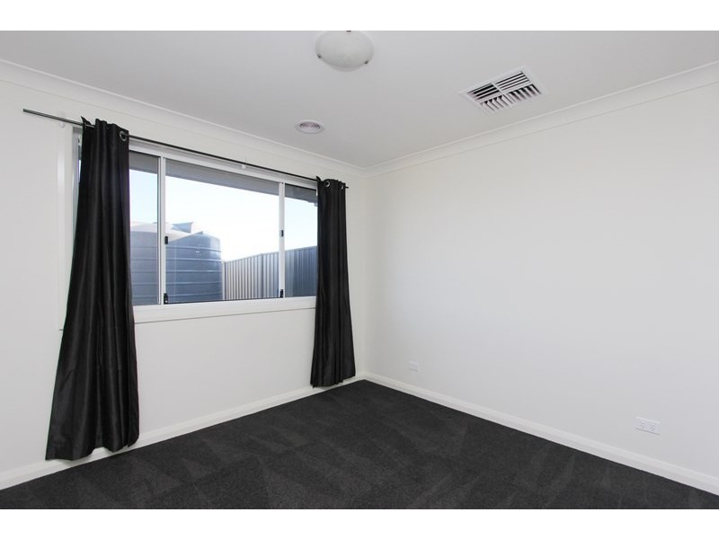 76 Mewburn Drive, Goulburn NSW 2580