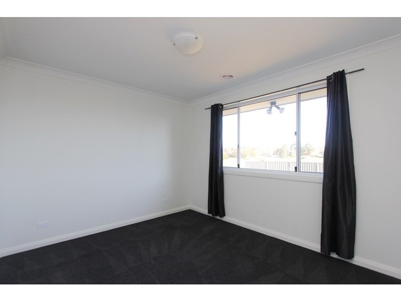 76 Mewburn Drive, Goulburn NSW 2580